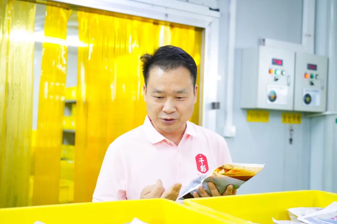 千彩食品生产车间灌装机作业现场